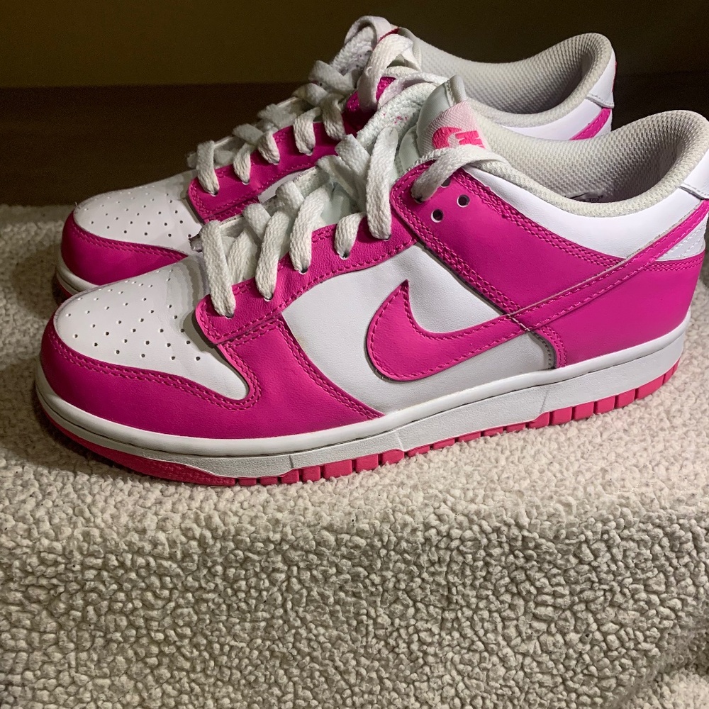 Women’s 8.5/ Girls 7y Nike Laser Fuschia Dunks (Worn Twice)